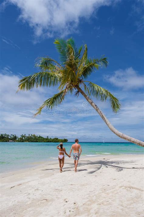 Playa Tropical Con Palmeras En La Isla De Koh Kood Thailand Foto De