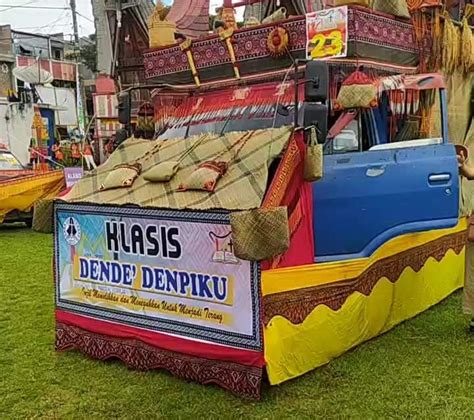 Kendaraan Hias Warnai Pawai Jelang Tahun Injil Masuk Toraja