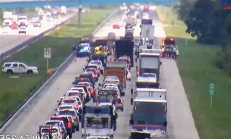 Crash Blocks Portion Of I 75 Snarls Traffic In North Fort Myers