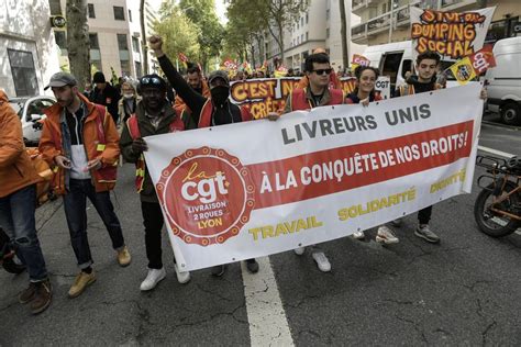 Paris rassemblement des livreurs Just Eat pour dénoncer des