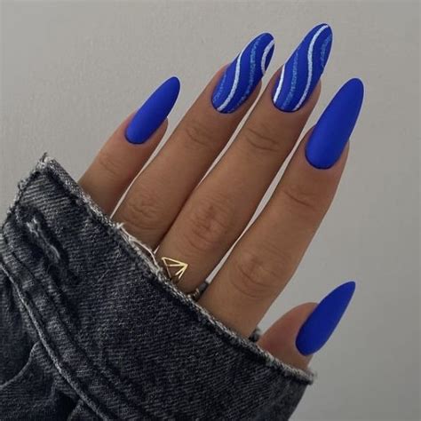 50 wunderschöne königsblaue Nageldesigns für einen raffinierten Look in