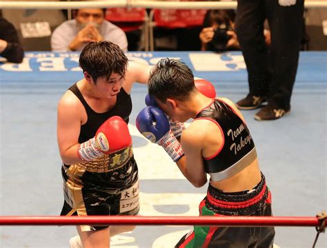 ＜wboアジアパンパシフィック女子アトム級王座決定戦＞5回、狩野（右）を攻める山中（撮影・藤山 由理） ― スポニチ Sponichi