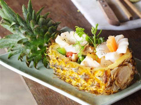 Salata De Creveti In Ananas