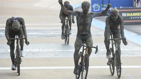 Cyclisme L Italien Sonny Colbrelli Vainqueur D Un Paris Roubaix Pique