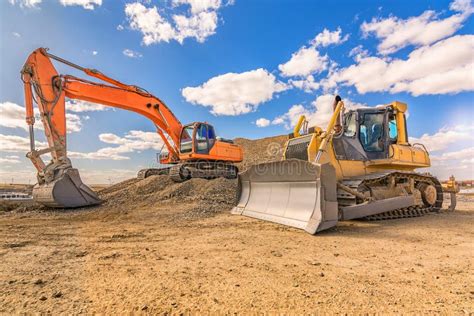 Varias M Quinas Y Equipos Para La Construcci N De Carreteras O La