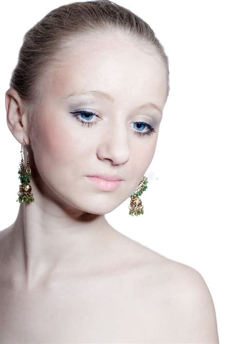 La Belle Jeune Fille Blonde Avec Des œil Bleu a Isolé Image stock