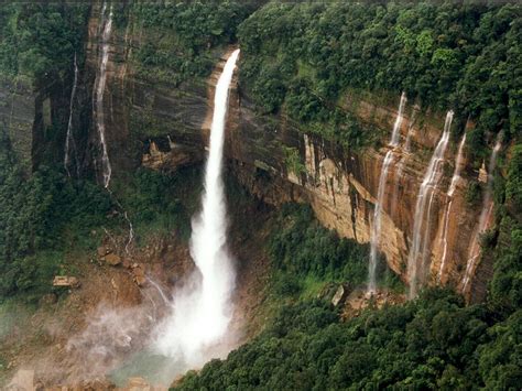 reasons  visit meghalaya    life curly tales