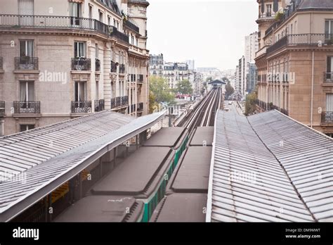 Paris metro trains in the station at Passy Stock Photo - Alamy