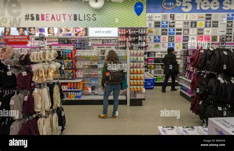 Five below store hi-res stock photography and images - Alamy