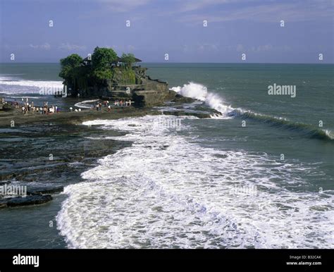 Plage côte temple de Tanah Lot Island Causeway à crête blanche mer