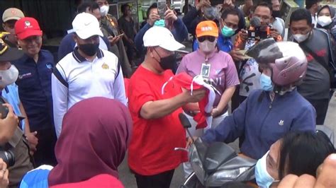 Sambut Hut Ri 60 Ribu Lembar Bendera Merah Putih Dibagikan Ke Warga