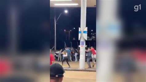 Vídeo PM é derrubado no chão e violentamente agredido a atender