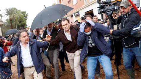 Angry Crowds Throw Mud At Spain S King Felipe Vi In Flood Hit Paiporta