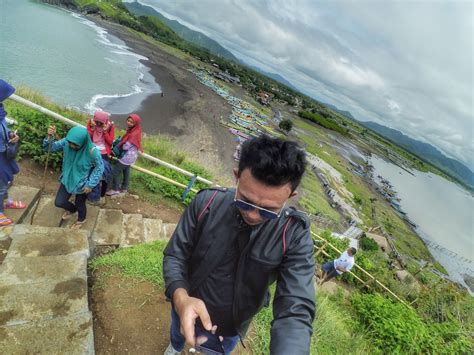 Melihat Langsung Cantiknya Teluk Love Pantai Payangan Jember - ZUCKICI.COM