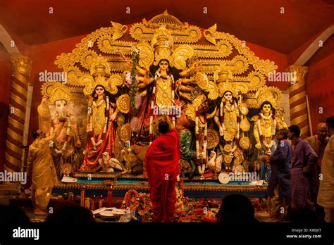 Priest performing the rituals during Durga Puja Stock Photo - Alamy