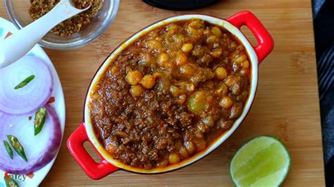 Mangsher Ghugni Keema Ghugni Yellow Peas Curry With Minced Mutton