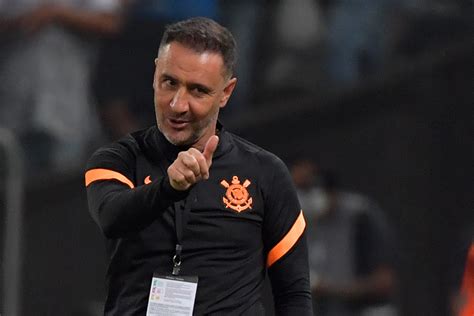 Vítor Pereira analisa semana livre e comenta variação tática no Corinthians