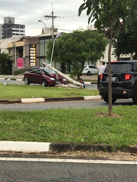 Motorista Fica Ferida Ap S Carro Bater E Derrubar Poste Em Avenida De