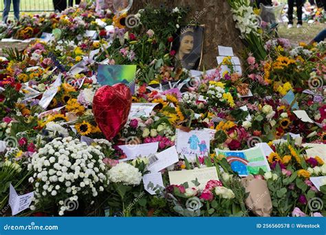 Flowers for Queen Elizabeth II S Funeral Preparations in Buckingham ...