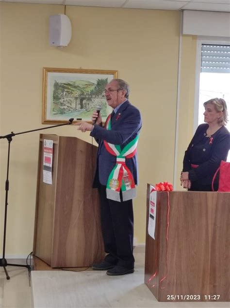 Inaugurate A Castelluccio Valmaggiore Panchine Rossa E Rosa