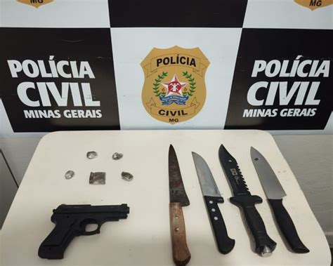 Homem é preso simulacro armas brancas e porções de drogas após