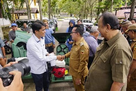 Bupati Eka Putra Serahkan 18 Mesin Bajak Dari Pokir Anggota DPRD Sumbar