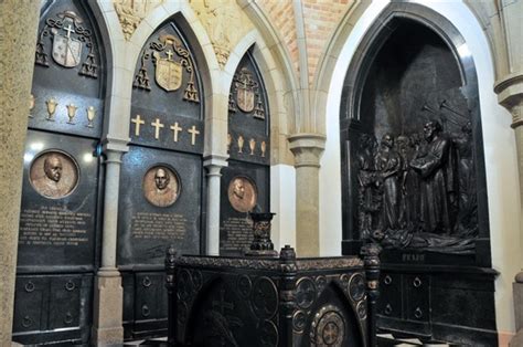 Uma Visita Aos Segredos Guardados No Subsolo Da Catedral Da S S O