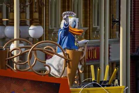 Donald Duck In Mickey And Minnie`s Surprise Celebration Parade At Walt ...