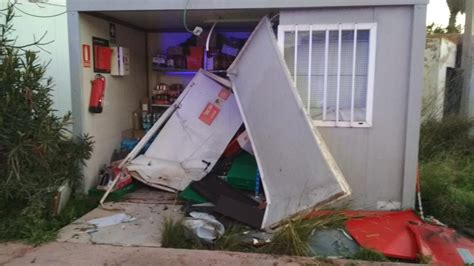 Fotogalería Un vehículo se empotra contra la gasolinera de Santa