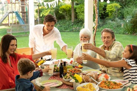 Familia Y Amigos En La Cena De Navidad Nochebuena Con Comida