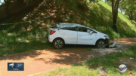 Motorista é socorrido em estado grave após carro despencar de viaduto