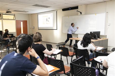 Escuela de Ingeniería Comercial se vincula con la comunidad de Santiago