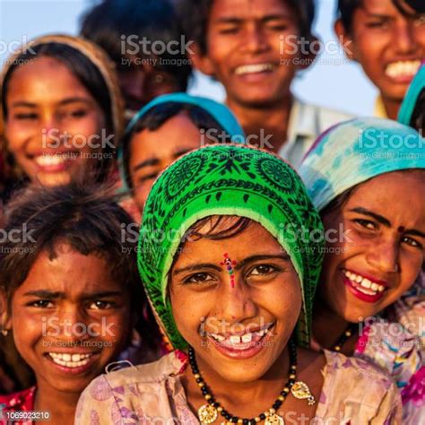 Grupo De Niños Indios Del Gitano Felizes Aldea Del Desierto India Foto