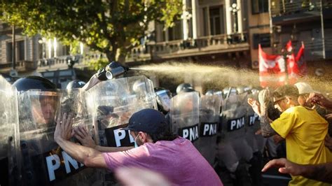 Tensión E Incidentes En La Segunda Jornada De Protestas Frente Al