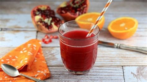 Granada en postre con zumo de naranja y anís