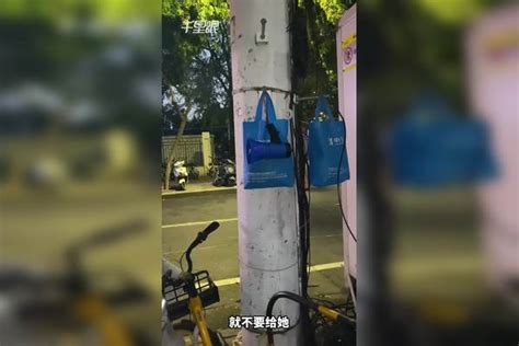 【河南】大爷用喇叭呐喊式提醒市民不要给老太太交停车费 拍摄者：感觉挺有正义感的 停车费 拍摄者 老太太