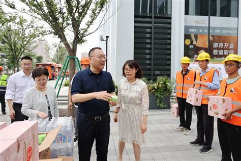 确保城市安全有序，确保群众安心度夏，区领导慰问奋战高温的一线工作者