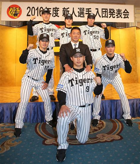 2015年12月、阪神新入団選手発表で記念撮影する（前列）ドラフト1位の高山、（中列左から）同2位の坂本、金本監督、同3位の竹安、（後列左から）同4位の望月、同6位の板山、同5位の青柳