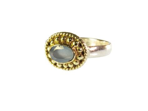 Ring Met Facet Geslepen Blauwe Chalcedoon Brede Zetting Is 18k Goud