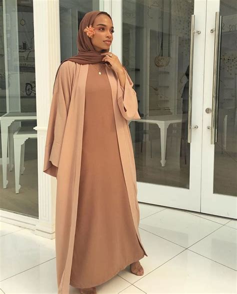 Nia Amroun Nude Outfit Hijab Stijlen Outfits Hijab Stijl