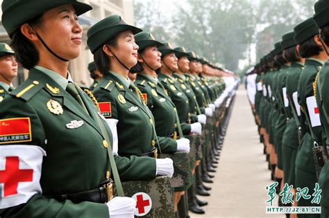 高清：女兵搭乘新型軍用卡車接受檢閱【6】 軍事 人民網