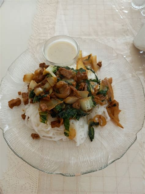 RIJSTNOEDELS MET TOFU EN PAKSOI MET MILD CURRY KOKOS SAUSJE