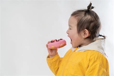 Ni A Linda Con Donas Sobre Un Fondo Blanco Foto Premium