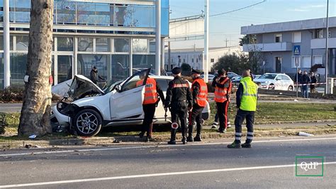 Esce Di Strada E Si Schianta Contro Un Platano Della Pontebbana Morto