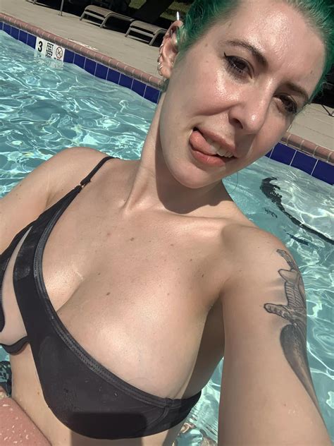 Glistening Nudes PoolsidePorn NUDE PICS ORG