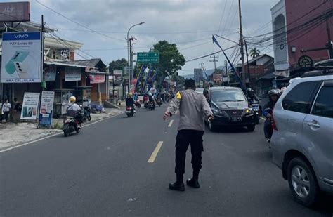 Hari Ke Tiga Idul Fitri Kepadatan Kendaraan Di Cisarua Puncak Pihak