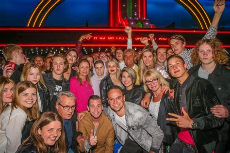 In Beeld Shania Gooris Blaast 18 Kaarsjes Uit In Carré Foto Hlnbe