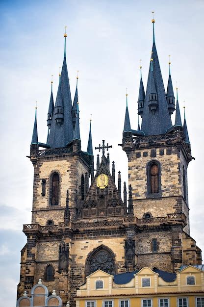 Iglesia De Dos Torres De Nuestra Se Ora Antes De Tyn Foto Premium