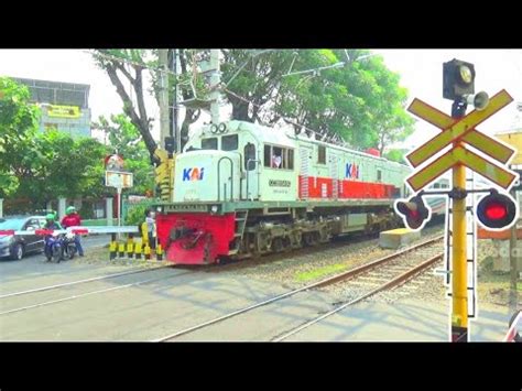 Railroad Crossing Nonton Kereta Api Di Palang Pintu Perlintasan Ka Jpl