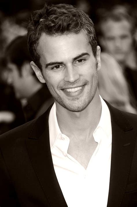 Pin De Mary Hess En Theo James En